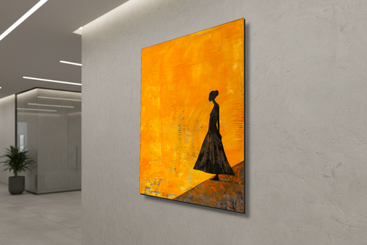 إشراقة العنبر: الصورة الظلية الذهبية – لوحة جدارية عصرية بدون إطار