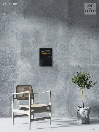 السم الذهبي: صورة ثعبانية منتصف الليل – لوحة جدارية حديثة بدون إطار