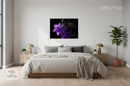 زهرة أثيرية: زنبق أرجواني مدخن – لوحة جدارية عصرية بدون إطار