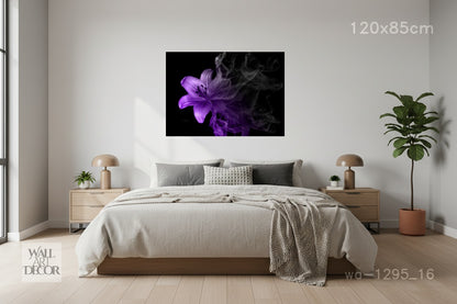 زهرة أثيرية: زنبق أرجواني مدخن – لوحة جدارية عصرية بدون إطار