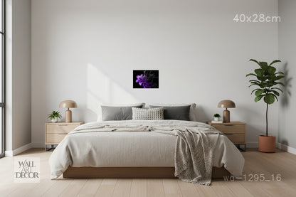 زهرة أثيرية: زنبق أرجواني مدخن – لوحة جدارية عصرية بدون إطار