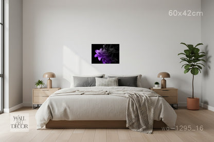 زهرة أثيرية: زنبق أرجواني مدخن – لوحة جدارية عصرية بدون إطار